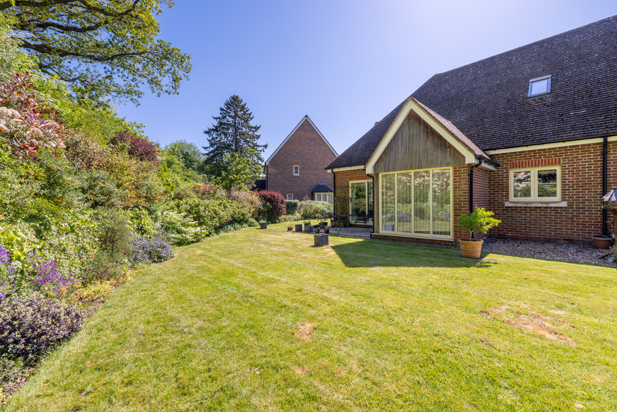 16 Durrants Drive