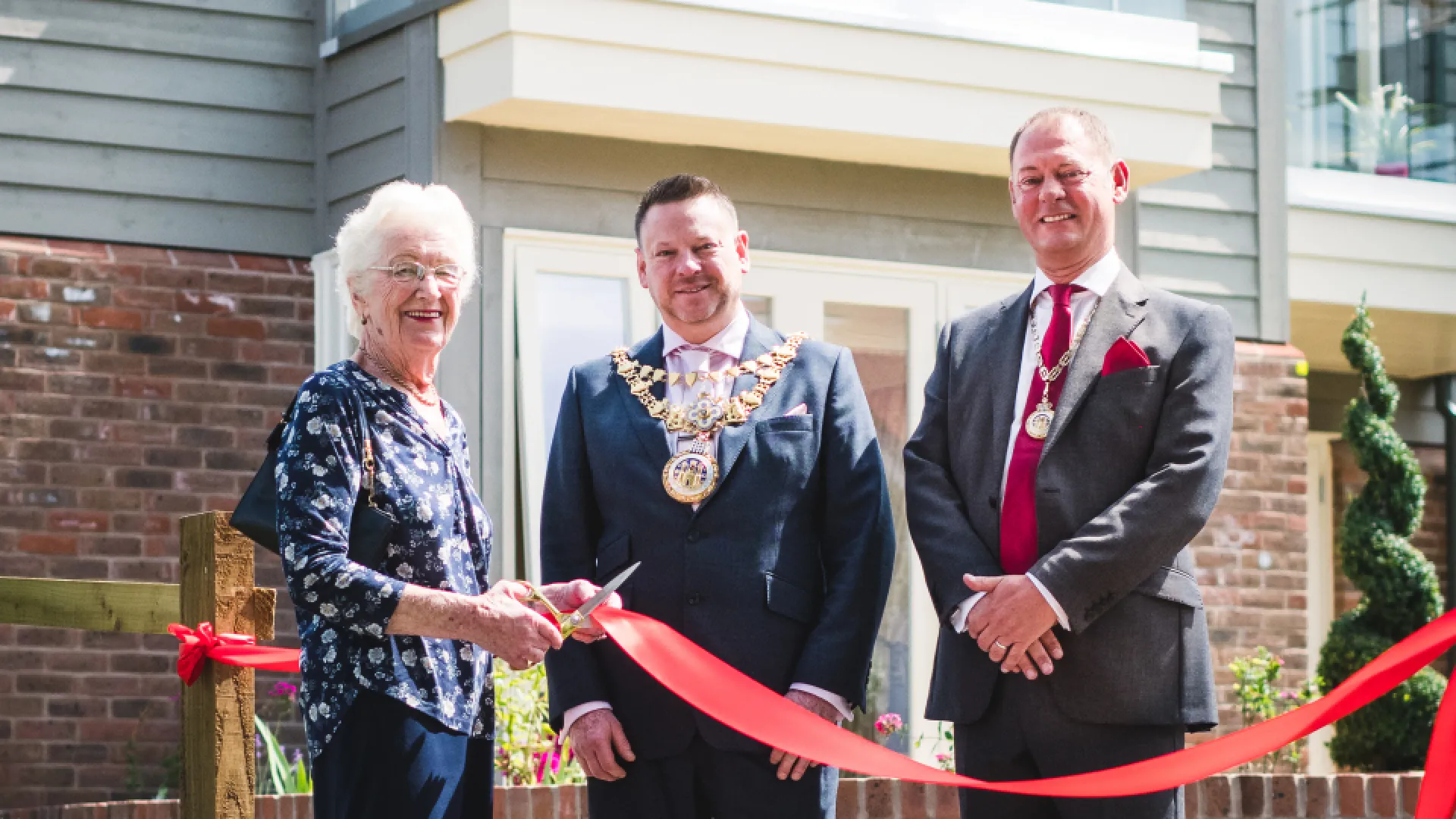 Mayor cuts ribbon 